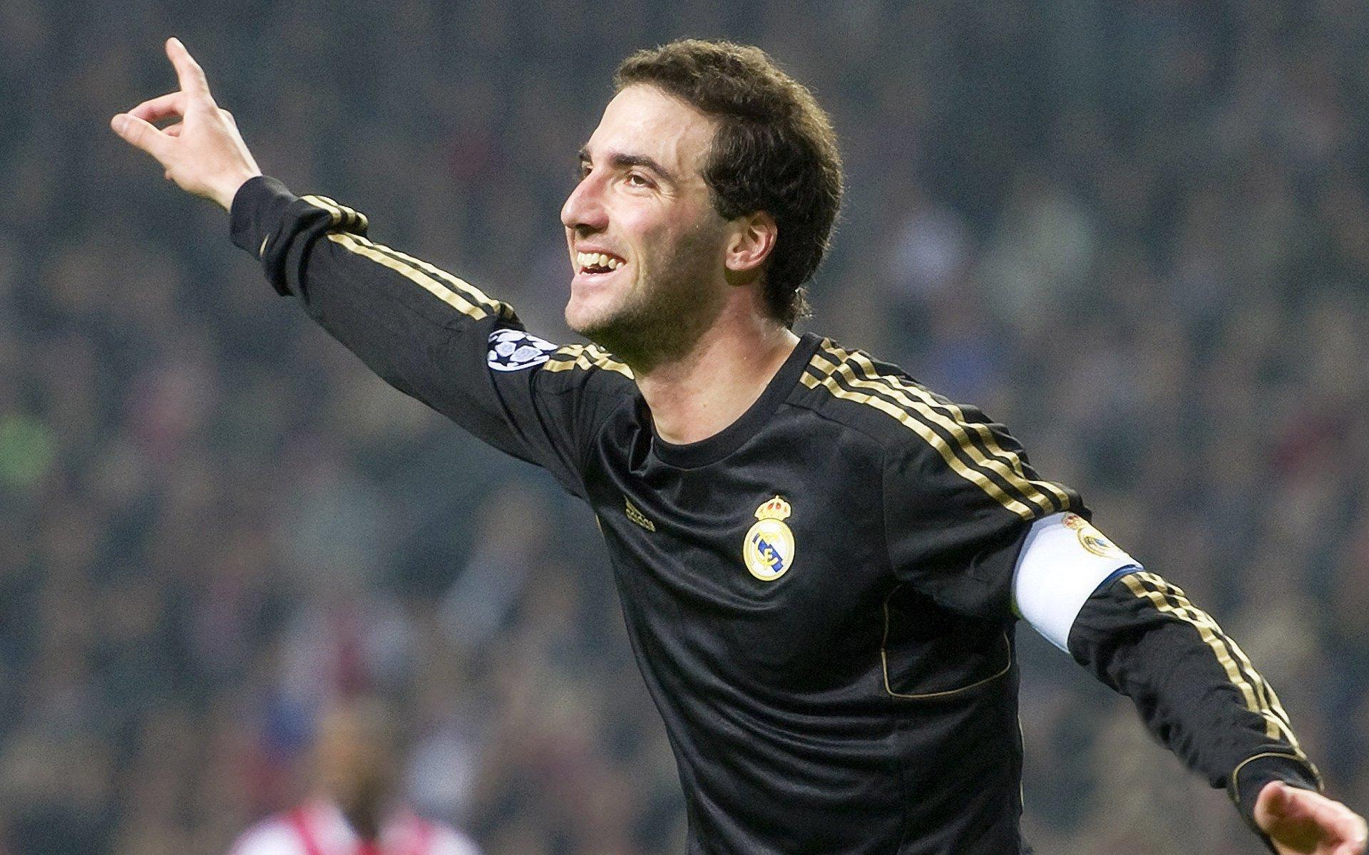 布克狂飙25+5+5率队稳居前列,八胜神话缔造历史第八人传奇