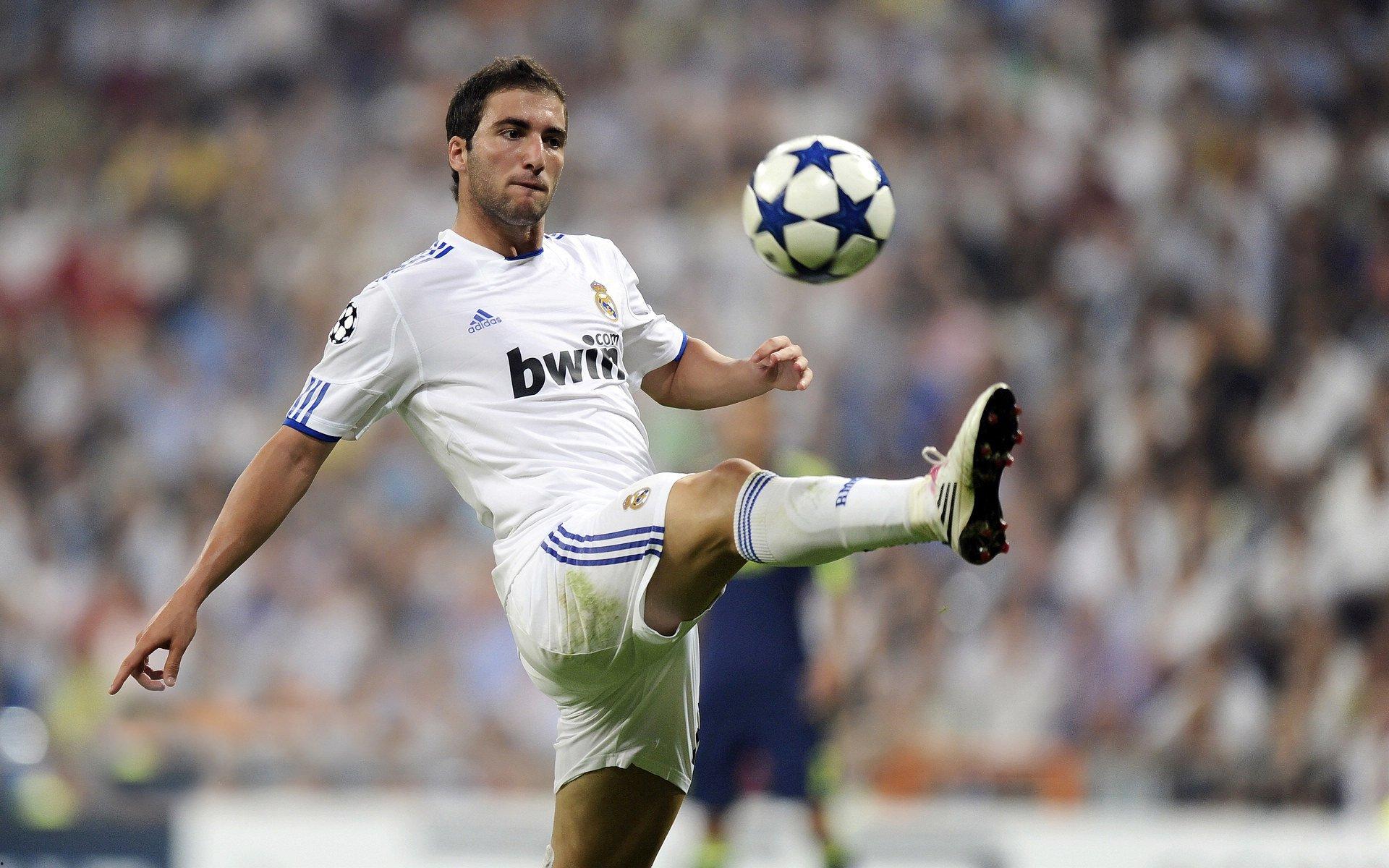 李凯尔社媒晒赛场拼搏瞬间 发文保持前进激励人心